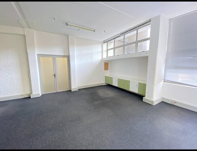 113M² OFFICE TO LET IN WOODSTOCK